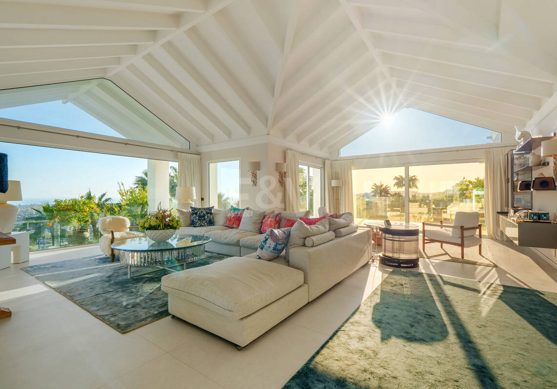 Magnificent Luxury Villa with Independent Guest House and Panoramic Sea Views