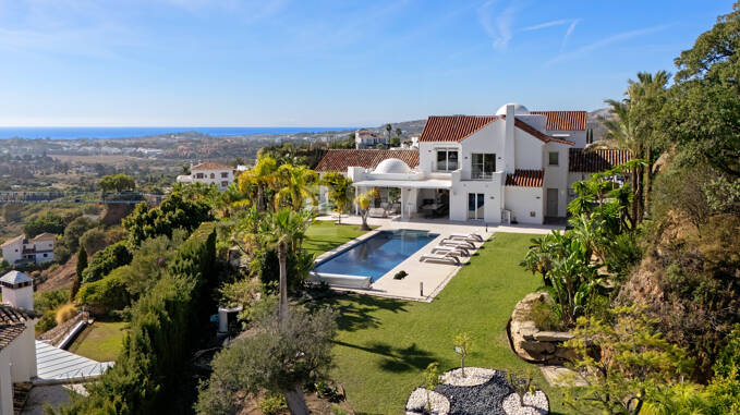 Magnífica Villa de Lujo con Casa de Invitados Independiente y Vistas Panorámicas al Mar