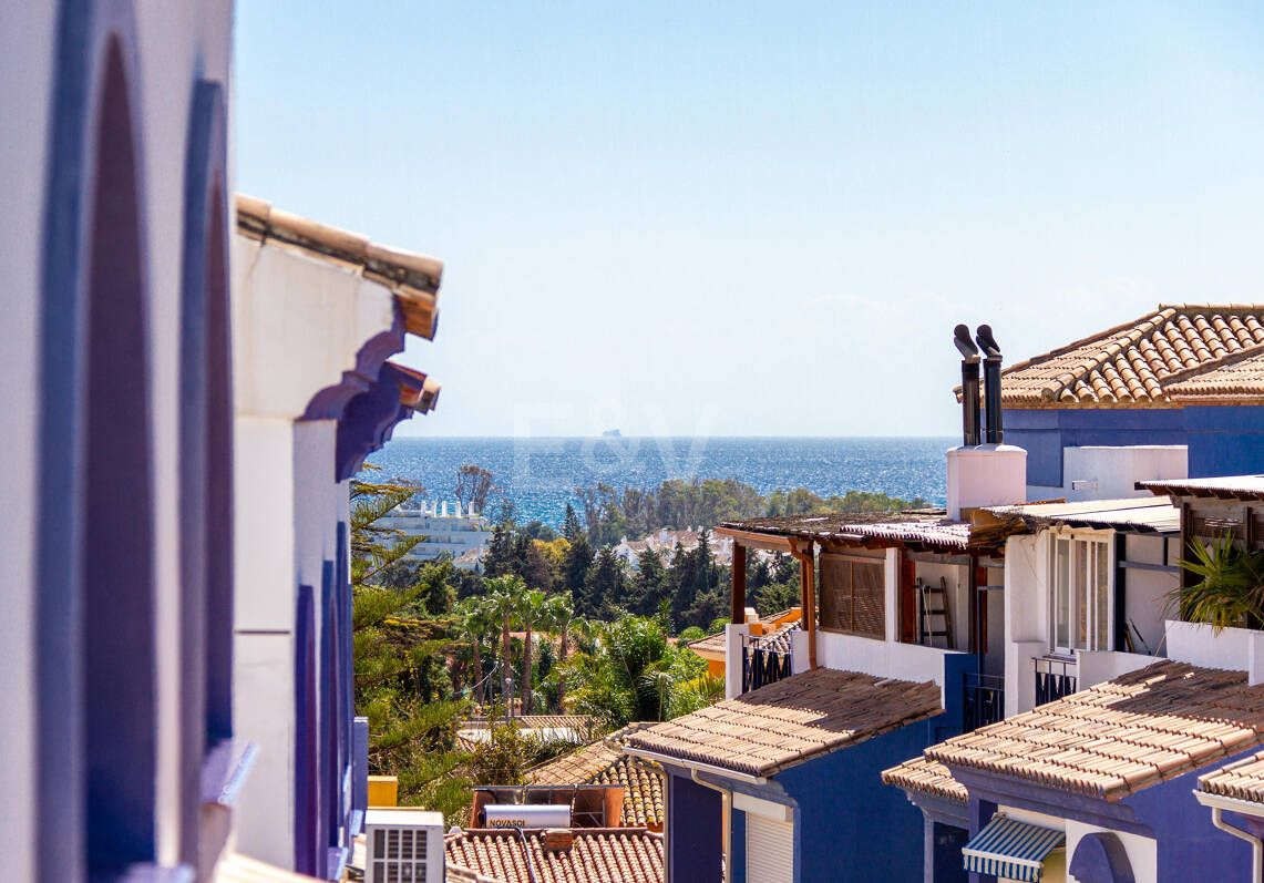 Maison de ville andalouse avec des espaces de vie polyvalents et vue sur la mer et la montagne