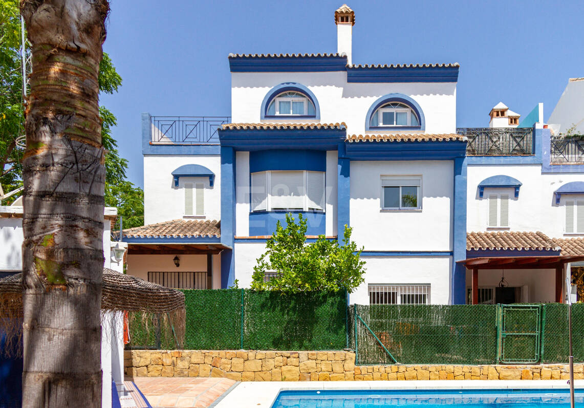 Maison de ville andalouse avec des espaces de vie polyvalents et vue sur la mer et la montagne