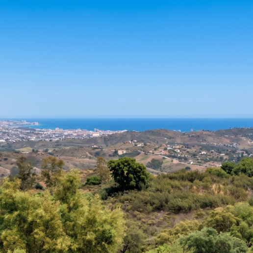 Ljus lägenhet med panoramautsikt över havet och bergen