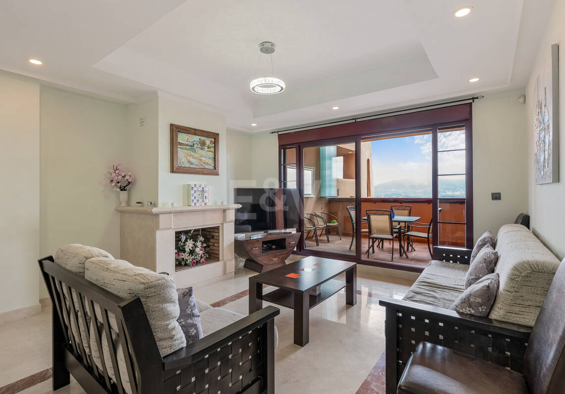 Helle Wohnung mit Panoramablick auf Meer und Berge