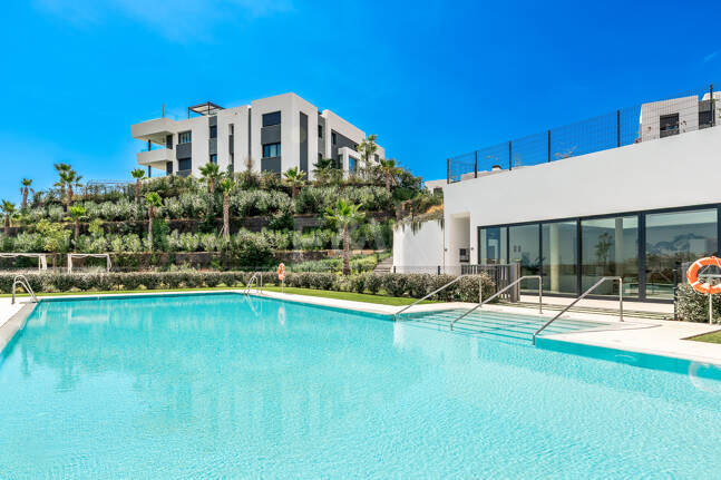 Elegante Gartenwohnung mit privatem Pool in exklusiver Resortanlage