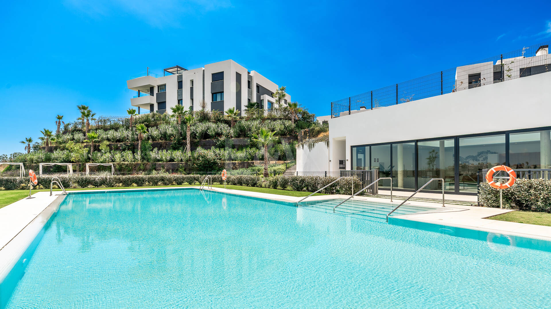 Elegante Gartenwohnung mit privatem Pool in exklusiver Resortanlage