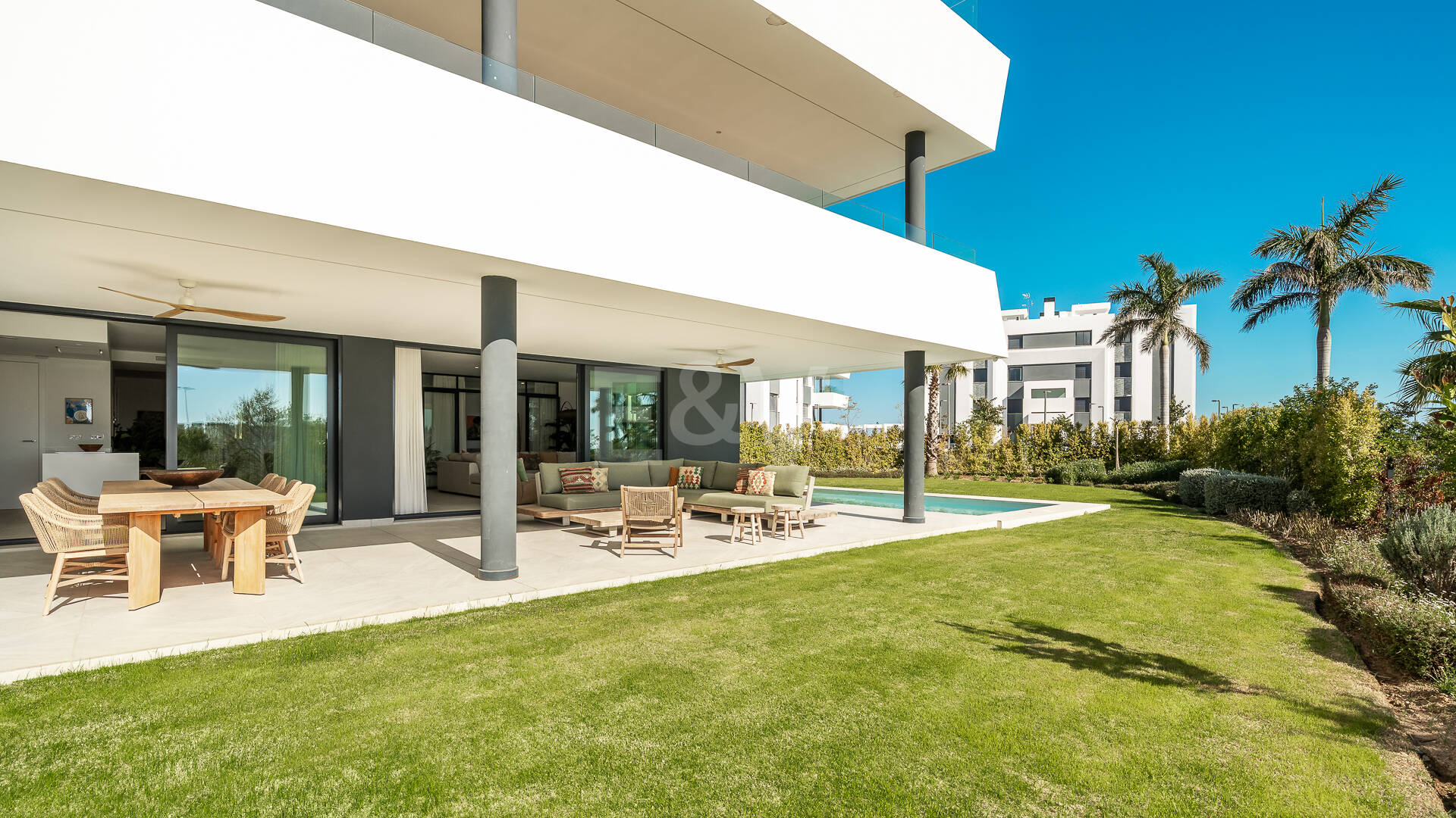 Elegante Gartenwohnung mit privatem Pool in exklusiver Resortanlage
