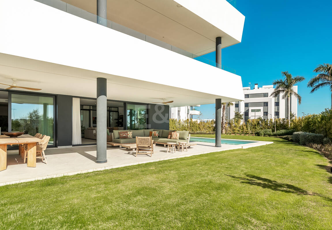 Elegante Gartenwohnung mit privatem Pool in exklusiver Resortanlage