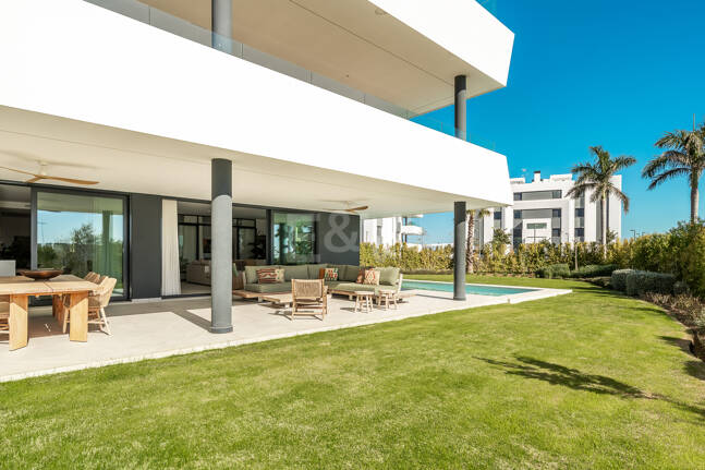 Elegante Gartenwohnung mit privatem Pool in exklusiver Resortanlage