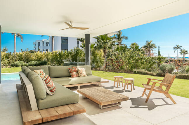 Elegante Gartenwohnung mit privatem Pool in exklusiver Resortanlage
