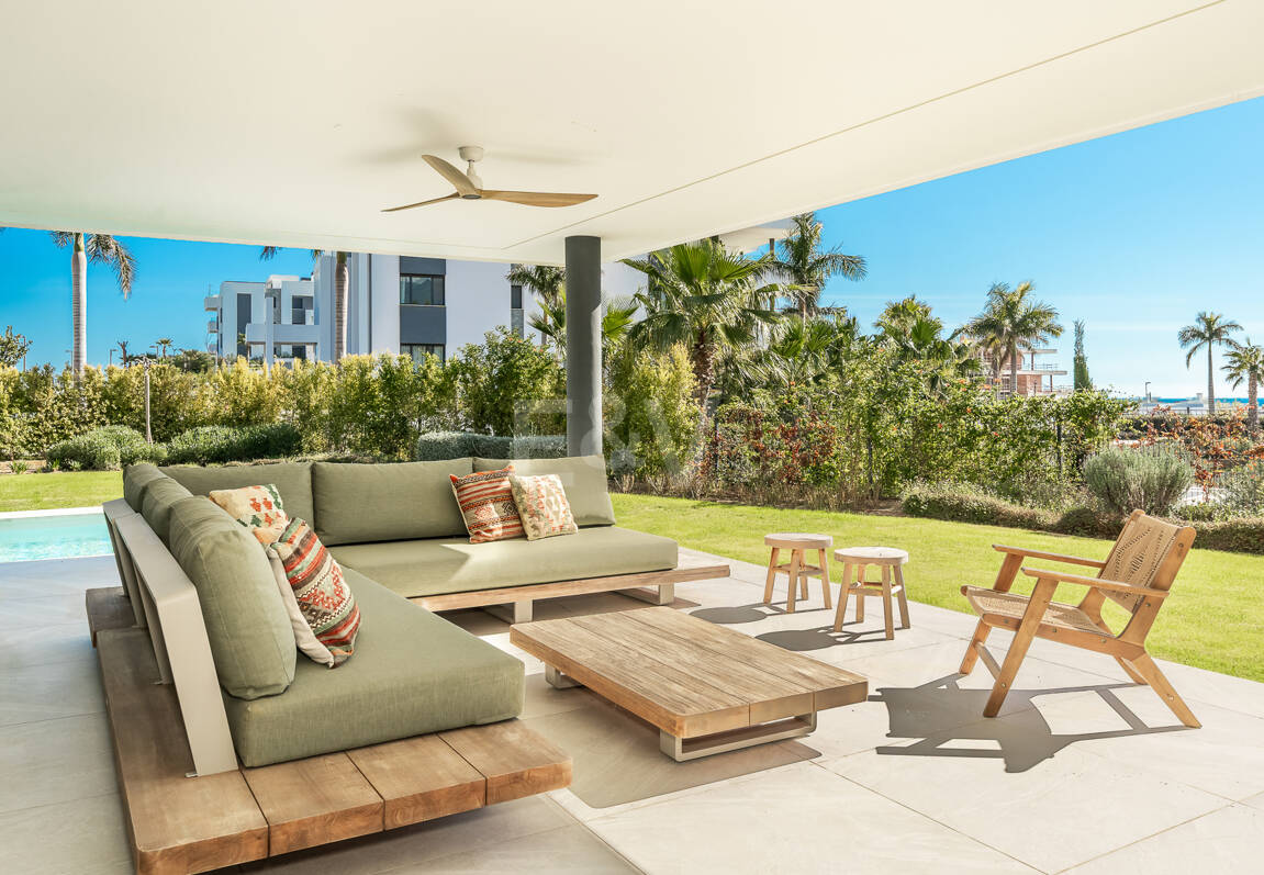 Elegante Gartenwohnung mit privatem Pool in exklusiver Resortanlage