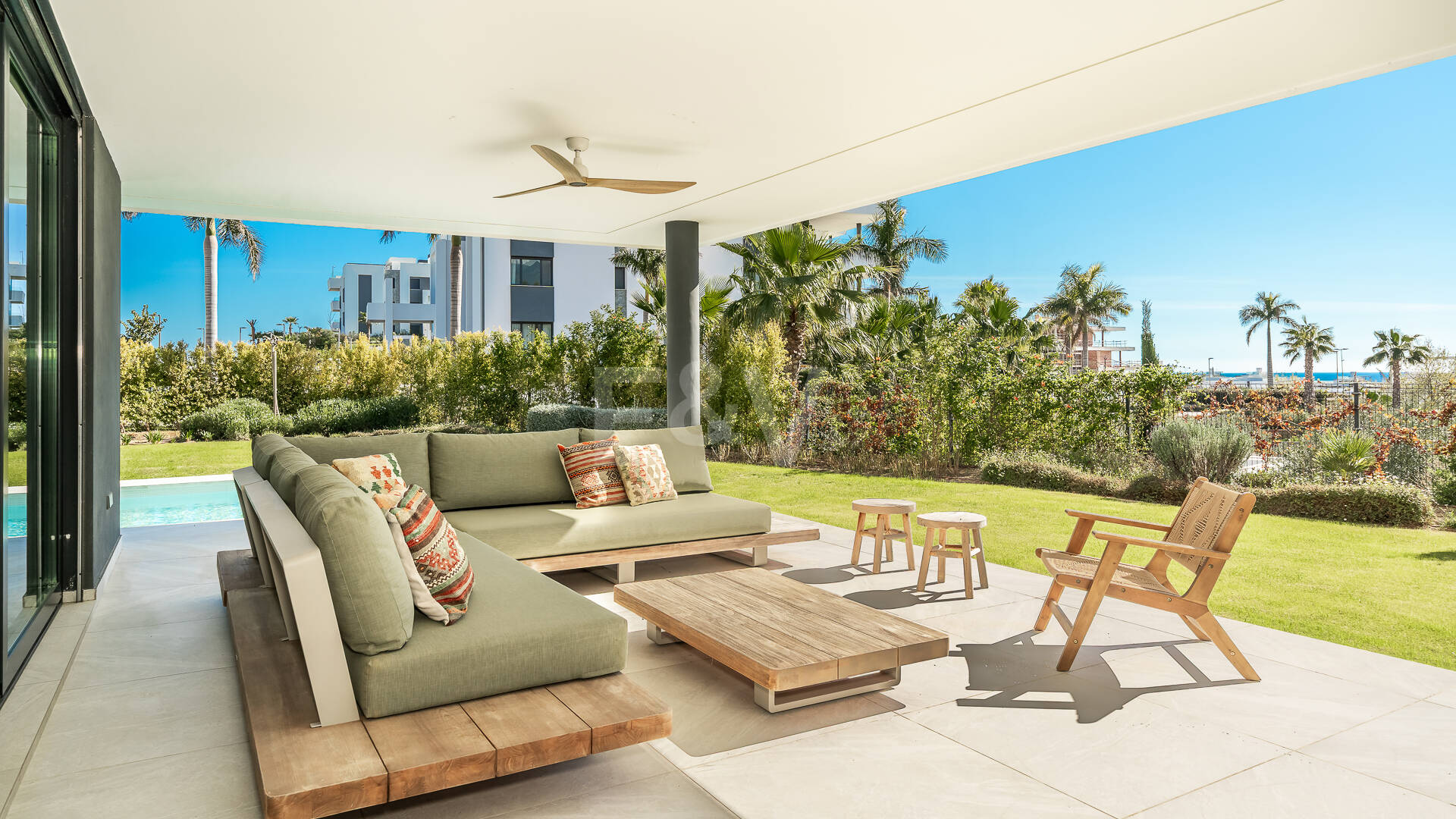 Elegante Gartenwohnung mit privatem Pool in exklusiver Resortanlage