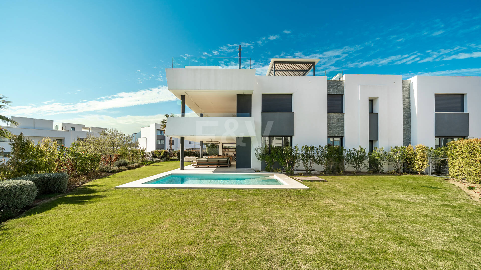 Elegante Gartenwohnung mit privatem Pool in exklusiver Resortanlage