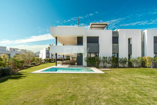 Elegante Gartenwohnung mit privatem Pool in exklusiver Resortanlage