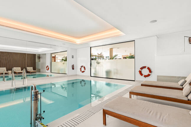 Elegante Gartenwohnung mit privatem Pool in exklusiver Resortanlage