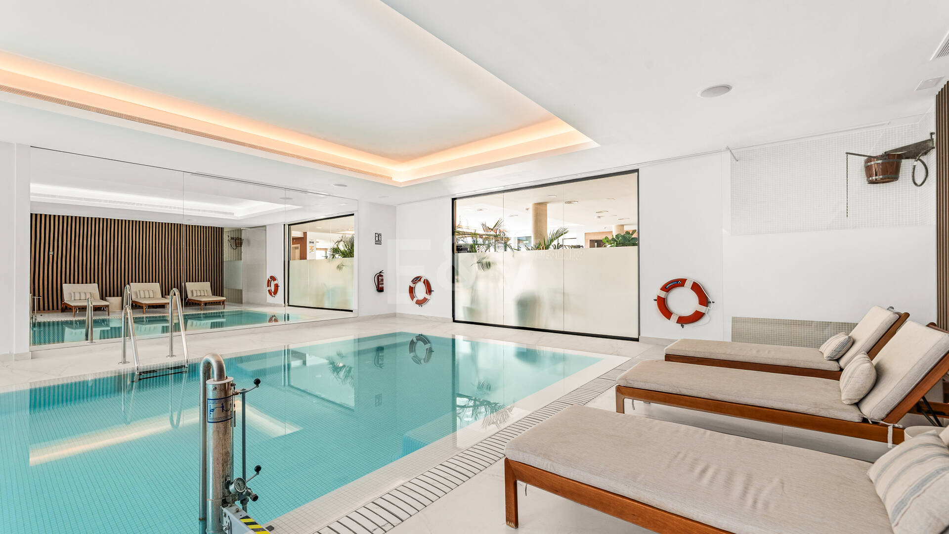 Elegante Gartenwohnung mit privatem Pool in exklusiver Resortanlage