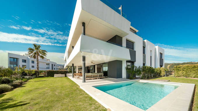 Elegante apartamento con jardín y piscina privada en una exclusiva urbanización