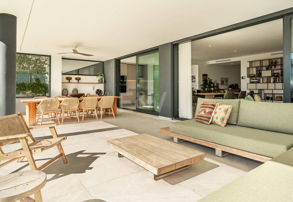 Elegante Gartenwohnung mit privatem Pool in exklusiver Resortanlage