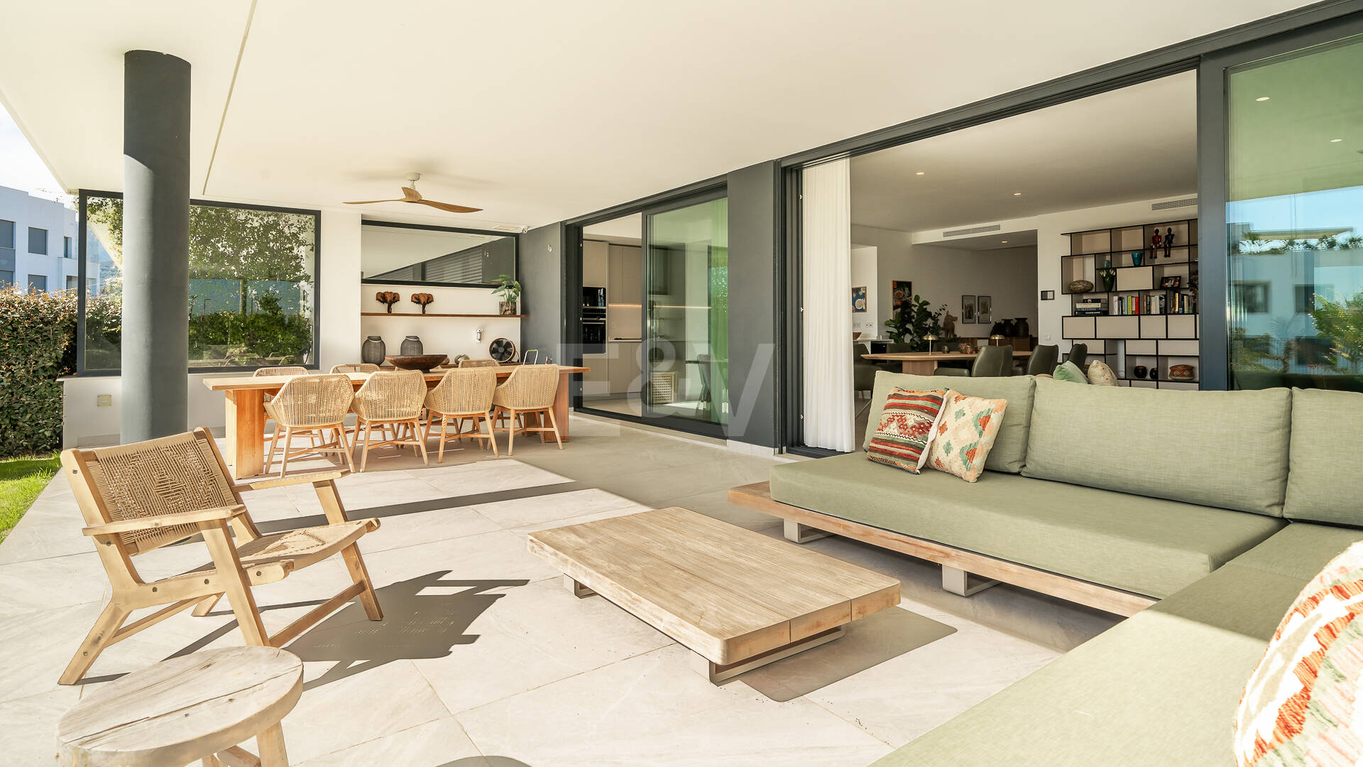 Elegante Gartenwohnung mit privatem Pool in exklusiver Resortanlage