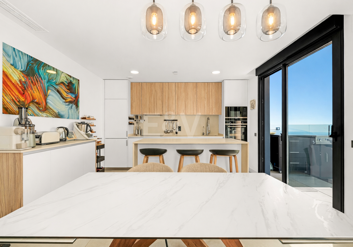 Lujoso ático contemporáneo con vistas panorámicas al mar y spa privado