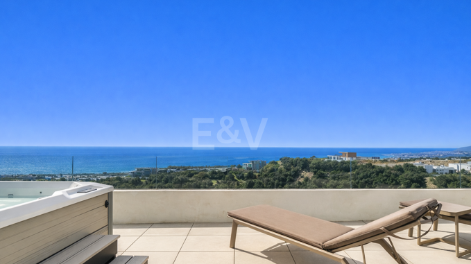 Lujoso ático contemporáneo con vistas panorámicas al mar y spa privado