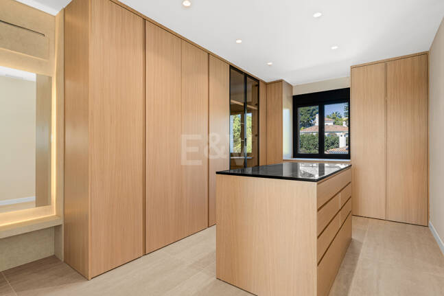 Modern Architectural Sanctuary: Bespoke Design with Sea Views