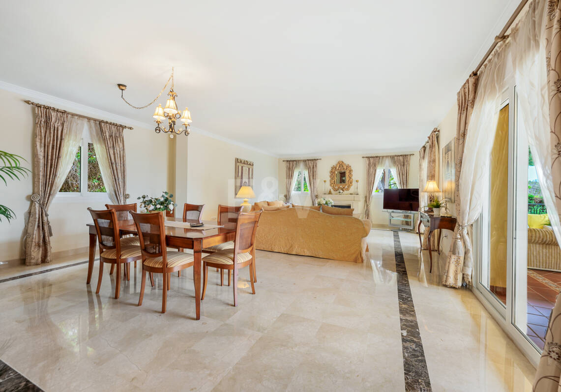 Elegante Villa mit Meerblick und fußläufig zum Strand