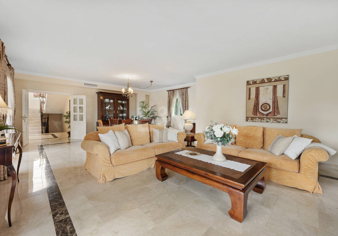 Elegante Villa mit Meerblick und fußläufig zum Strand