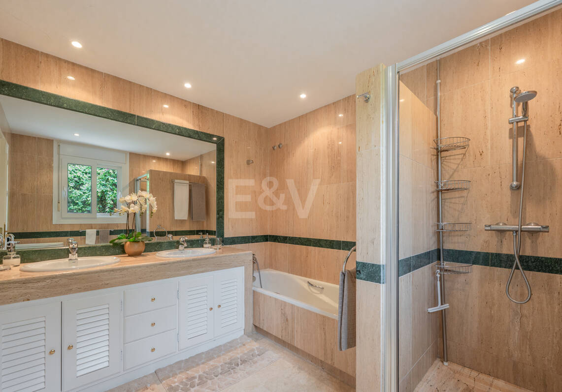 Elegante Villa mit Meerblick und fußläufig zum Strand