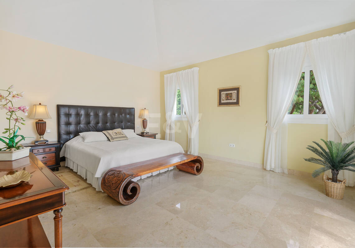 Elegante Villa mit Meerblick und fußläufig zum Strand