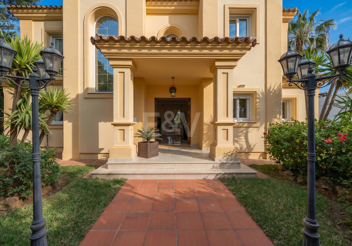 Elegante Villa mit Meerblick und fußläufig zum Strand