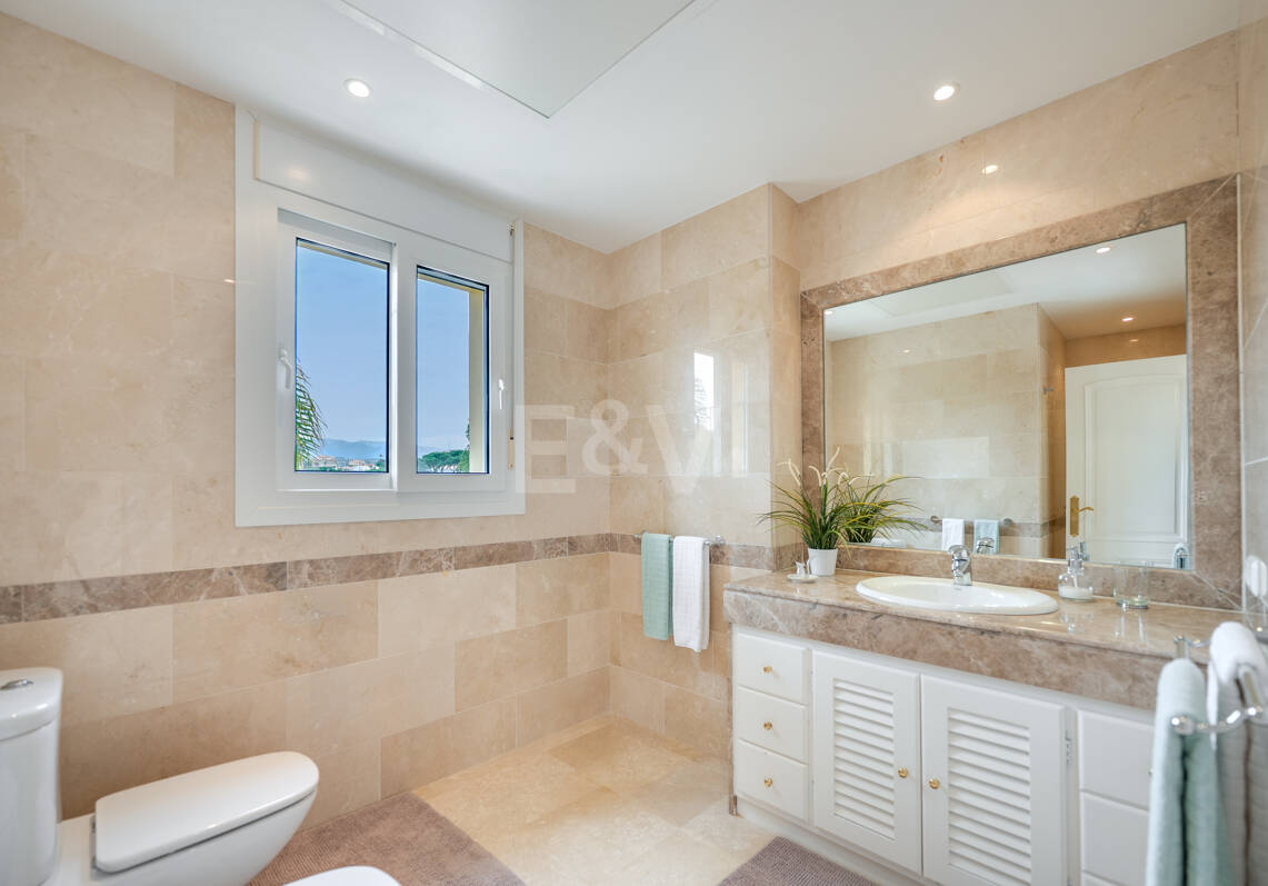Elegante Villa mit Meerblick und fußläufig zum Strand