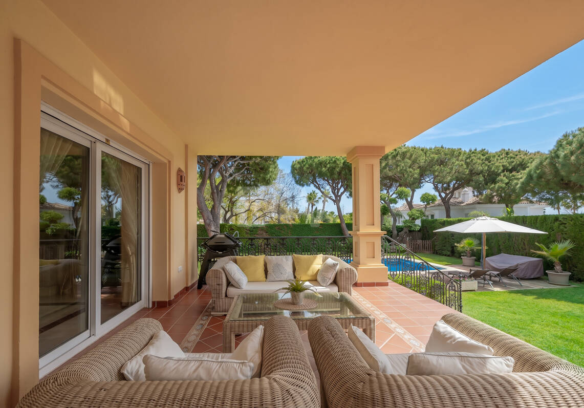 Elegante Villa mit Meerblick und fußläufig zum Strand