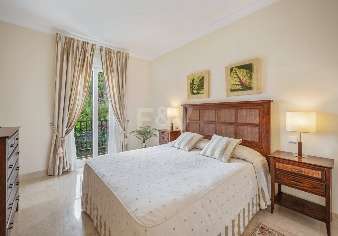 Elegante Villa mit Meerblick und fußläufig zum Strand