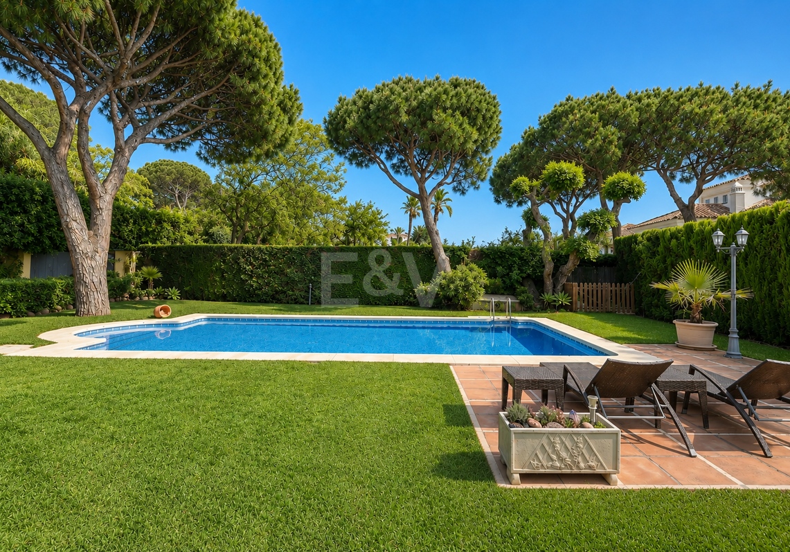 Elegante Villa mit Meerblick und fußläufig zum Strand