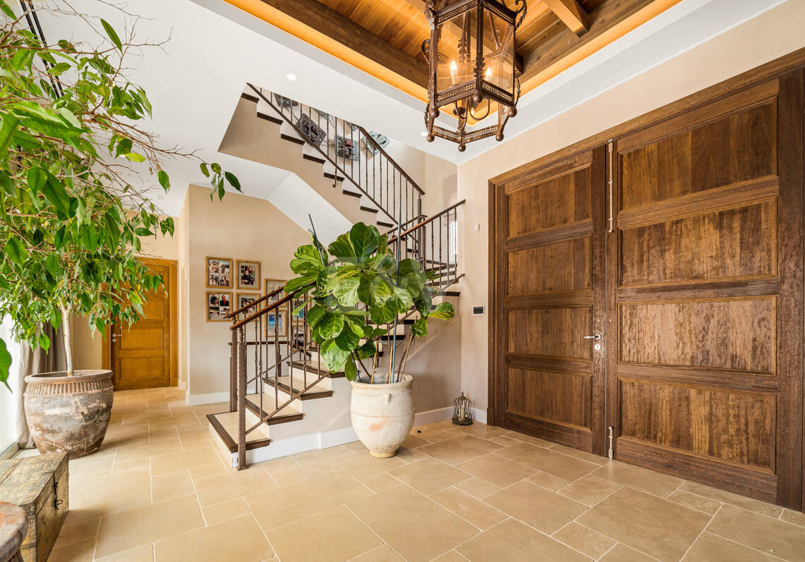Casa Colinas: Turnkey Villa with Panoramic Sea & Mountain Views in a gated community