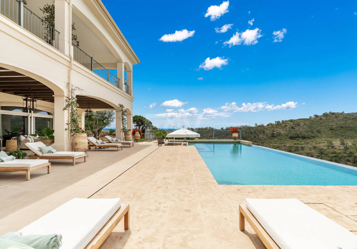 Casa Colinas: Turnkey Villa with Panoramic Sea & Mountain Views in a gated community