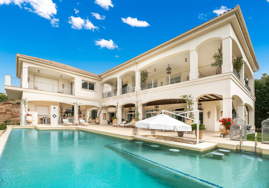 Casa Colinas: Turnkey Villa with Panoramic Sea & Mountain Views in a gated community