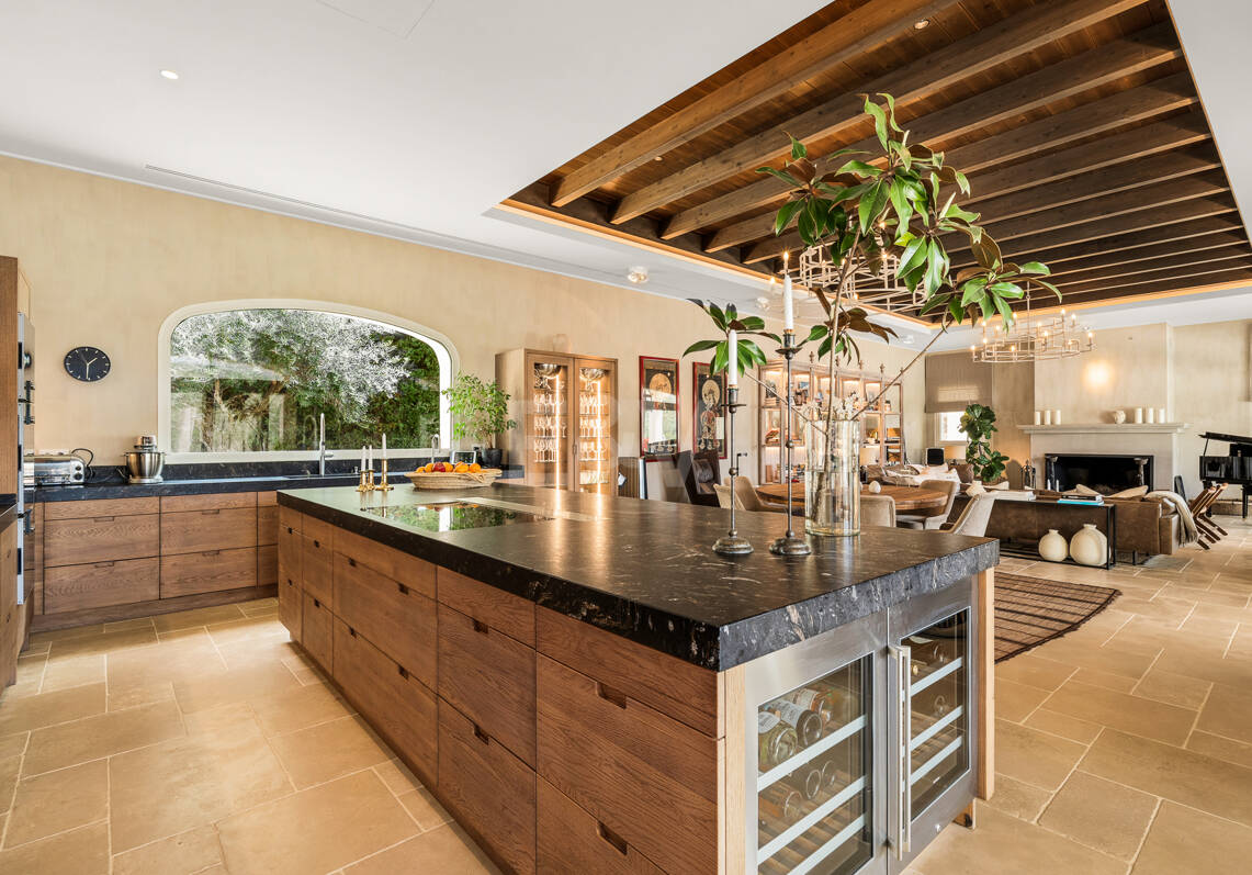 Casa Colinas: Turnkey Villa with Panoramic Sea & Mountain Views in a gated community