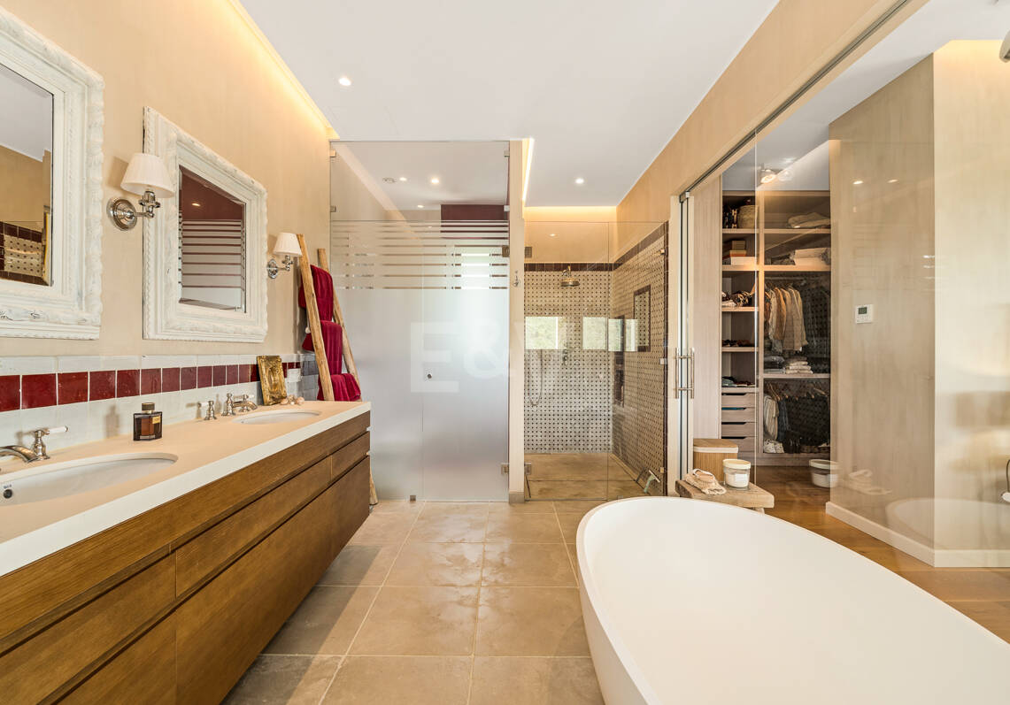 Casa Colinas: Turnkey Villa with Panoramic Sea & Mountain Views in a gated community