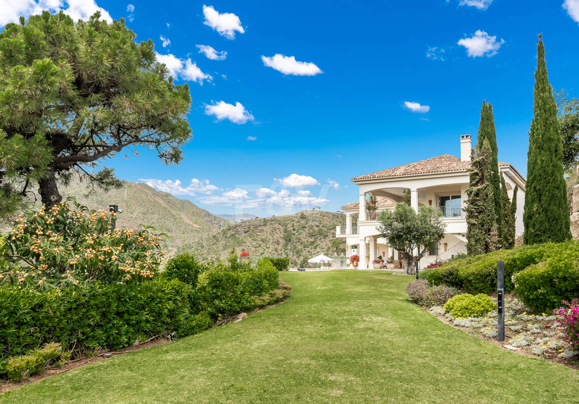 Casa Colinas: Turnkey Villa with Panoramic Sea & Mountain Views in a gated community
