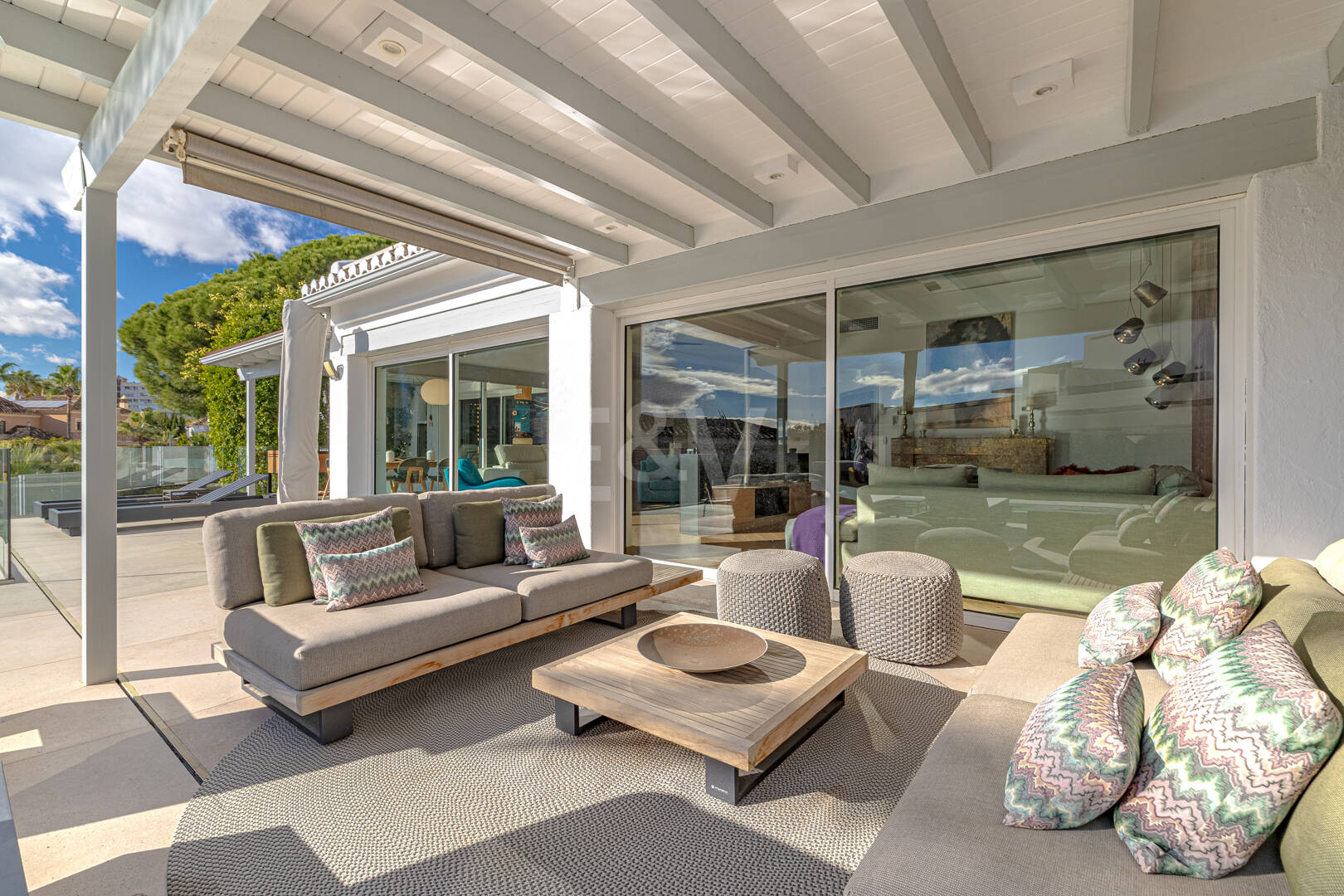 Elegante villa junto a la playa en el este de Marbella con piscina, jacuzzi, campo de golf y a un paso de los servicios