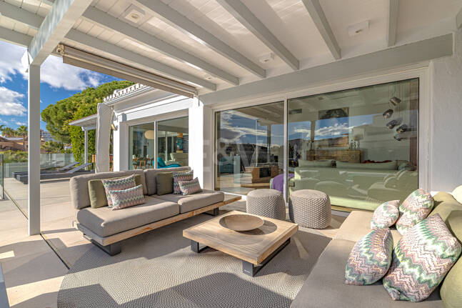 Elegante villa junto a la playa en el este de Marbella con piscina, jacuzzi, campo de golf y a un paso de los servicios