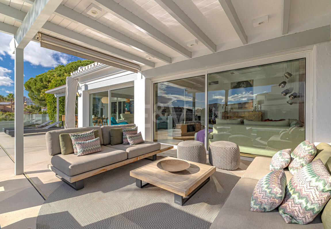 Elegante villa junto a la playa en el este de Marbella con piscina, jacuzzi, campo de golf y a un paso de los servicios