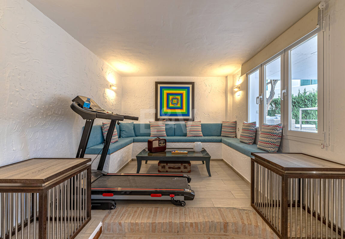 Elegante villa junto a la playa en el este de Marbella con piscina, jacuzzi, campo de golf y a un paso de los servicios