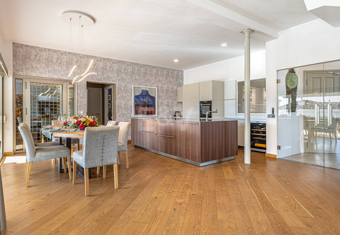 Elegante villa junto a la playa en el este de Marbella con piscina, jacuzzi, campo de golf y a un paso de los servicios