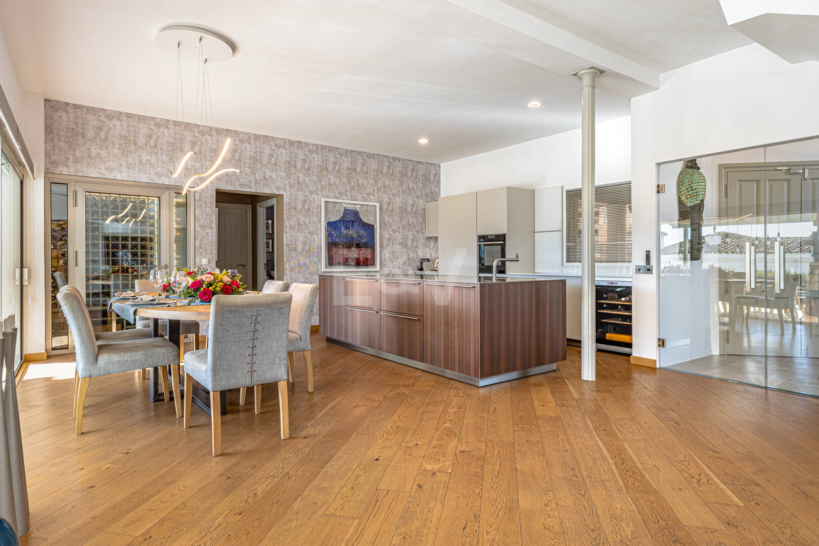 Elegante villa junto a la playa en el este de Marbella con piscina, jacuzzi, campo de golf y a un paso de los servicios