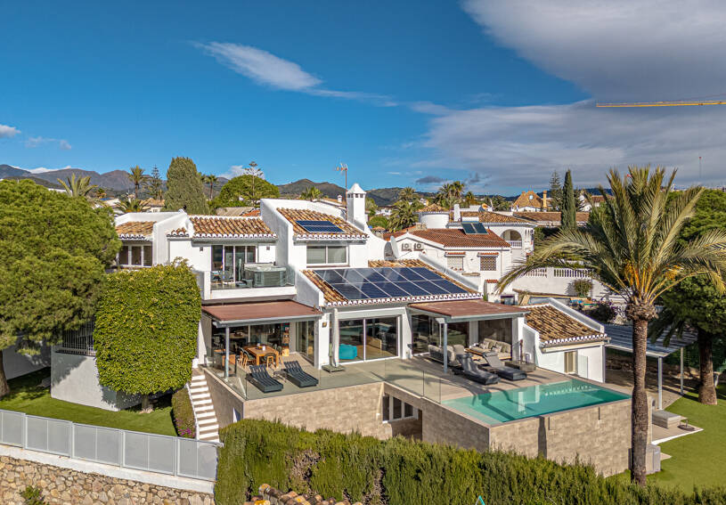 Elegante villa junto a la playa en el este de Marbella con piscina, jacuzzi, campo de golf y a un paso de los servicios