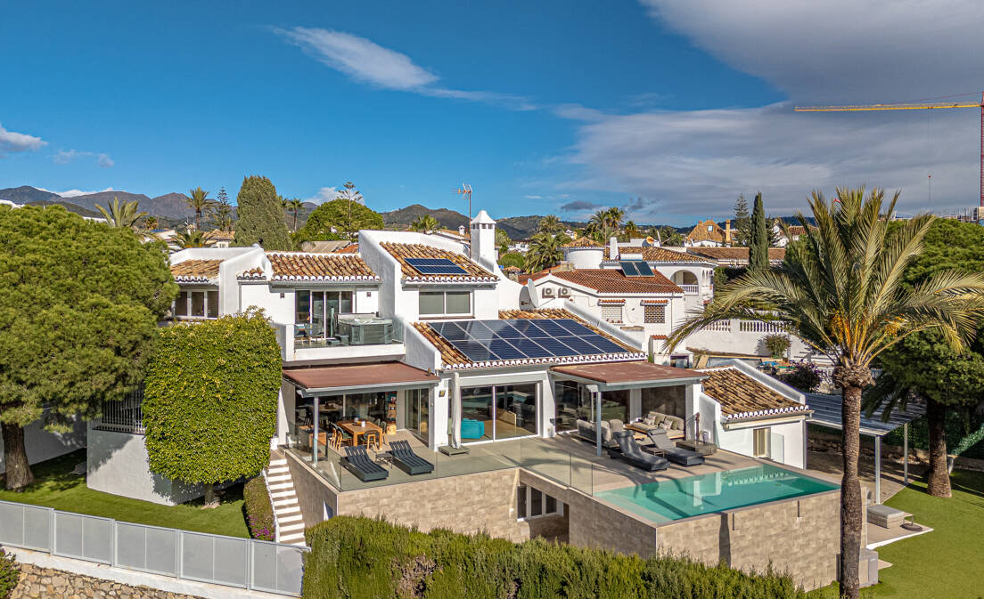 Elegante villa junto a la playa en el este de Marbella con piscina, jacuzzi, campo de golf y a un paso de los servicios