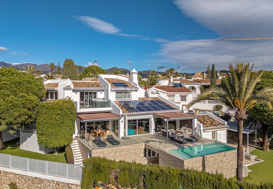 Elegante villa junto a la playa en el este de Marbella con piscina, jacuzzi, campo de golf y a un paso de los servicios