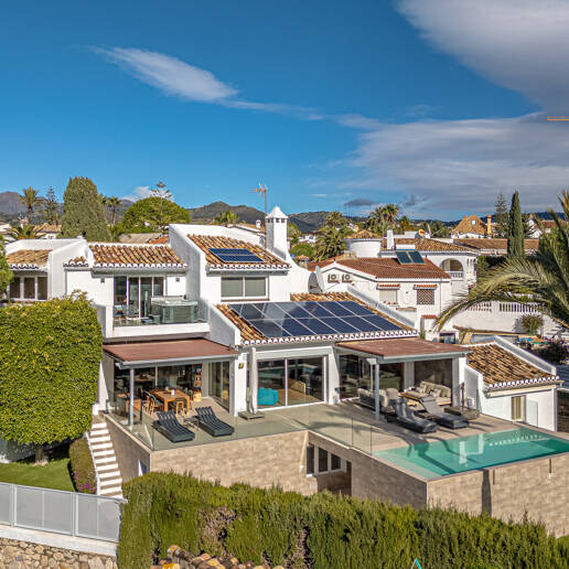 Elegante villa junto a la playa en el este de Marbella con piscina, jacuzzi, campo de golf y a un paso de los servicios