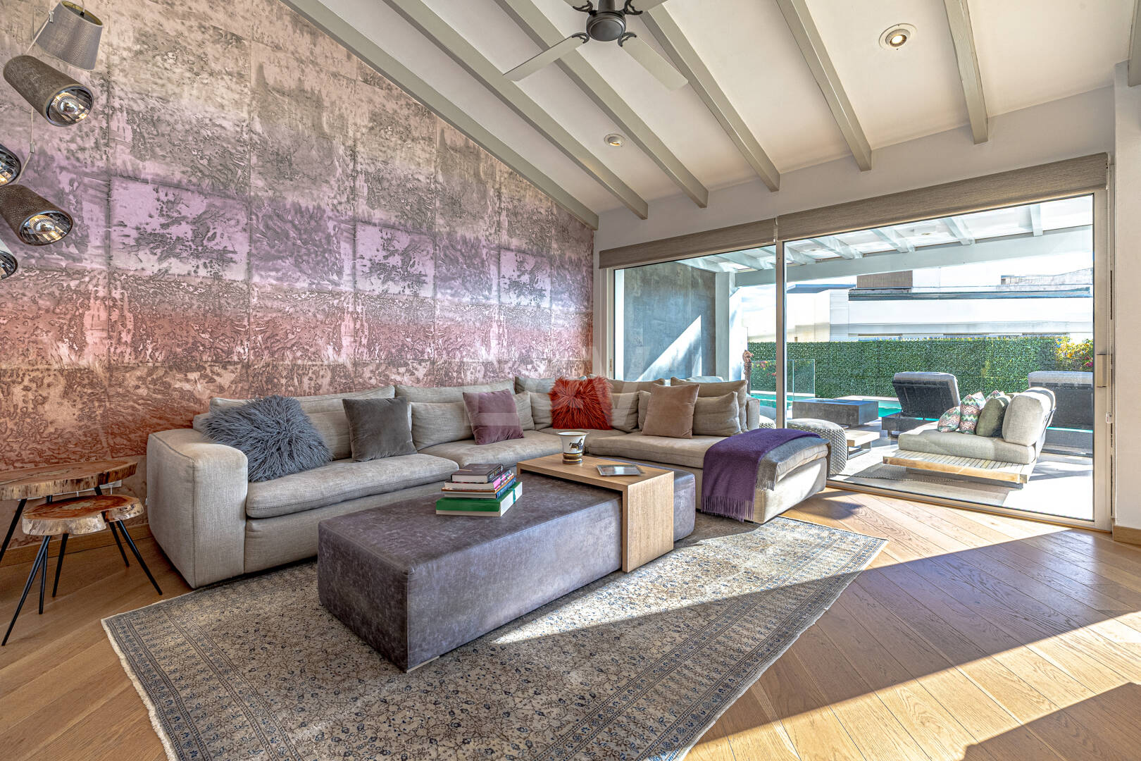 Elegante villa junto a la playa en el este de Marbella con piscina, jacuzzi, campo de golf y a un paso de los servicios